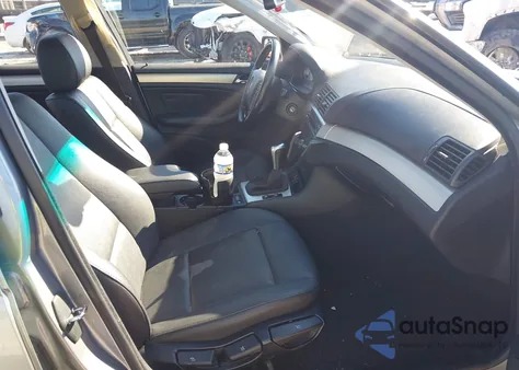 2004 BMW 325Xi z USA, uszkodzony, nr VIN WBAEU33414PF62660